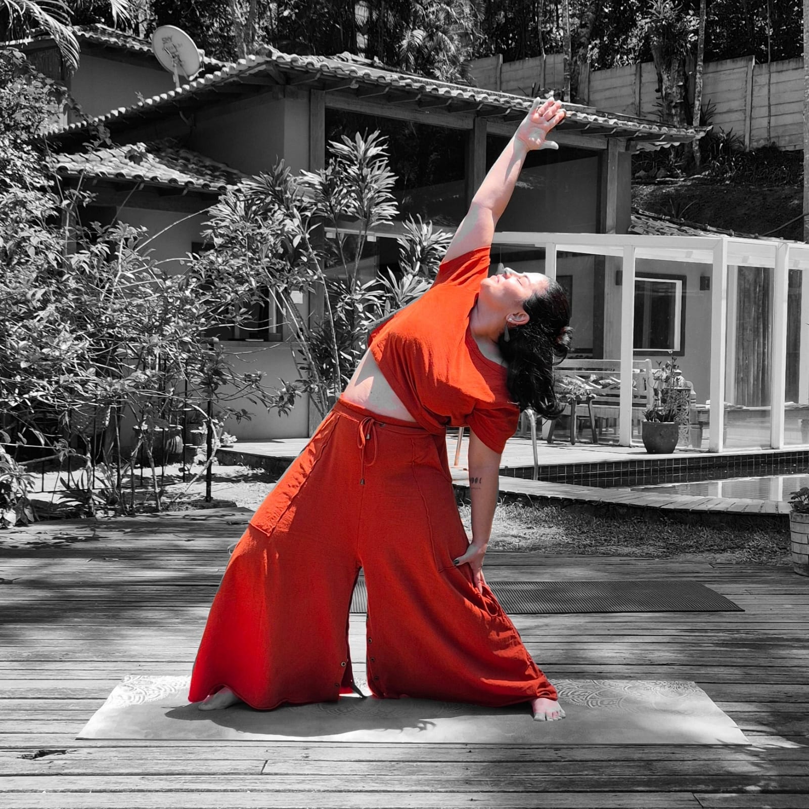 Raquel Fernandes em prática de yoga ao ar livre
